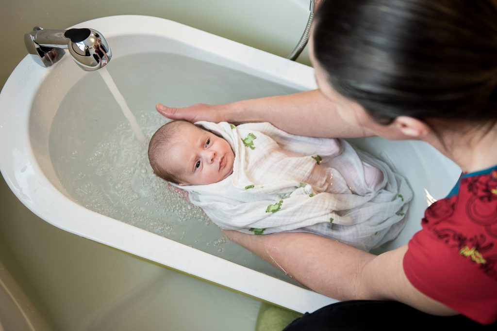 Premier bain de bébé : quand et surtout comment | Cocoon Bien Naître | Bain Bien Naître
