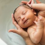 Découvrez le Bain Bien-Naître®, un soin détente pour votre nouveau-né